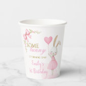 Some Bunny is Turning One 1st Birthday, Pink Bow Pappbecher (Vorderseite)