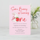 Some Bunny Strawberry 1st Birthday Photo Einladung (Stehend Vorderseite)