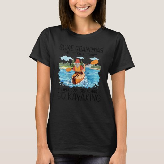 Some grandmas knit cool grandmas go kayaking T-Shirt (Vorderseite)