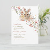 Somebunny auf dem Weg Ostern Wildblume Babydusche Einladung (Stehend Vorderseite)