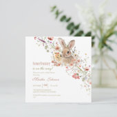 Somebunny auf dem Weg Ostern Wildblume Babydusche Einladung (Stehend Vorderseite)