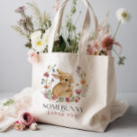 Somebunny Baby Shower Wildblume Lebensmittelgeschä Tragetasche<br><div class="desc">Irgendwelche Lieben hast du in die Tasche geworfen! Dieses Design besticht durch einen zarten Kranzstrauß von handgemalten Wildblumen,  der einen zauberhaften Babybunny umgibt. Eine gelungene Kombination aus modernen und rustikalen Schriftart runden dieses süße Design ab. Sehen Sie sich die gesamte Kollektion an,  um mehr passende Artikel zu finden!</div>
