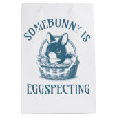 Somebunny erwartet Schwangerschaftsankündigung Mittlere Geschenktüte (Vorderseite)