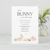 Somebunny Frühling Ostern Baby Shower Einladung (Stehend Vorderseite)