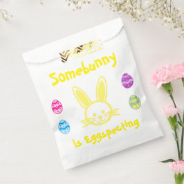 Somebunny ist dabei, die Osterschwangerschaft zu e Geschenktütchen