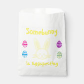 Somebunny ist dabei, die Osterschwangerschaft zu e Geschenktütchen (Vorderseite)
