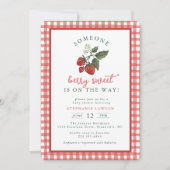 Someone Berry Sweet Gingham Baby Shower Invitation Einladung (Vorderseite)