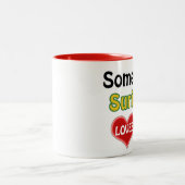 Someone in Suriname loves me Zweifarbige Tasse (Mittel)