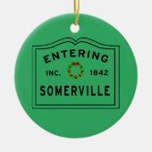 Somerville, MA Holiday Wreath Keramik Ornament (Vorne)