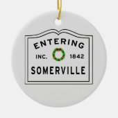 Somerville, MA Holiday Wreath Keramik Ornament (Vorne)