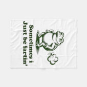 Sometimes I Just Be Farting Frog Humor Funny Fart Fleecedecke (Vorderseite (Horizontal))