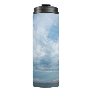 Sommer am Strand mit Sonnenuntergangshimmel. Kopie Thermosbecher