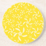 Sommer Blumendesign. Sonniges Gelb. Sandstein Untersetzer<br><div class="desc">Muster von Blume in hellgelb sonnig. Diese stilvollen Blume sind ein schönes Sommerdesign und sorgen für ein angenehmes Ambiente - Drehung-Design bis zum Motiv und ein sonnenartiges Aussehen.</div>
