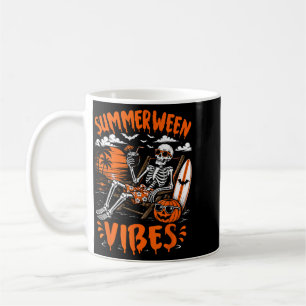 Sommer-Halloween-Stimmung Skelett entspannende Str Kaffeetasse