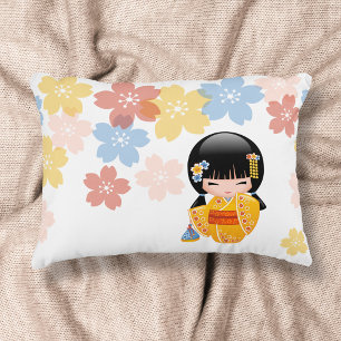 Sommer-Kokeshi-Puppe - Geisha-Mädchen im gelben Ki Zierkissen