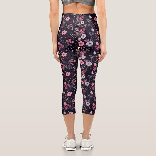 Sommer-Rose Muster auf schwarz Capri Leggings (Rückseite)