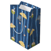 Sommer Strand Essentials Muster (2) Mittlere Geschenktüte (Rückseite Schrägansicht)