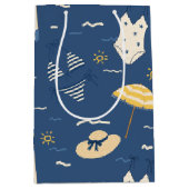 Sommer Strand Essentials Muster (4) Mittlere Geschenktüte (Vorderseite)