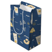 Sommer Strand Essentials Muster (4) Mittlere Geschenktüte (Rückseite Schrägansicht)
