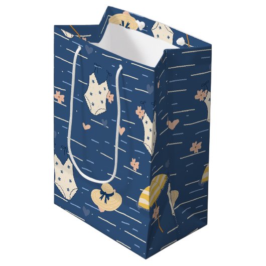 Sommer Strand Essentials Muster (5) Mittlere Geschenktüte (Vorderseite Schrägansicht)