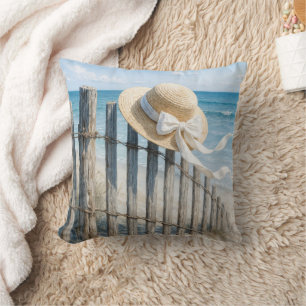 Sommer-Strohhut auf Strandzaun Kissen