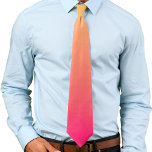 Sommer Sunset Gelb bis rosa Gradient Ombre Krawatte<br><div class="desc">Machen Sie sich auf den Sommer mit diesem schönen Design,  das an den Sonnenuntergang am Strand erinnert! Farbe verblasst von Gelb zu tiefrosa.</div>