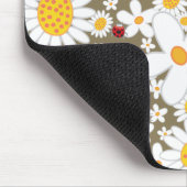 Sommer-weiße Gänseblümchen und rote Marienkäfer Mousepad (Ecke)