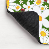 Sommer-weiße Gänseblümchen und wunderliche rote Mousepad (Ecke)