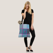 Sommerblau und heißrosa Monogramm geometrisch Tasche (Am Model)