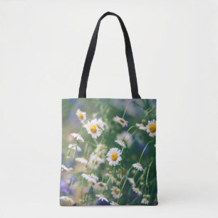 Sommerblumenmuster in grüner Wiese mit blau an Tasche