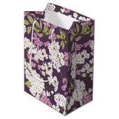 Sommerblüten auf Lila Mittlere Geschenktüte (Vorderseite Schrägansicht)