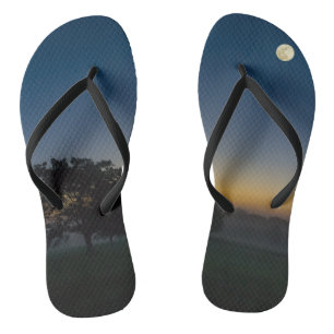 Sommerdämmerung mit Mond Badesandalen