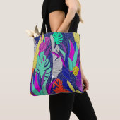 Sommerdschungelmuster mit hellen Farben. Dschungel Tasche (Von Nahem)