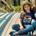 SommerFamilienurlaub Sonnenuntergang Palmen Tree N T-Shirt<br><div class="desc">Niedliche passende Wiedersehen-Strandurlaub-T - Shirt für ein Mädchen auf einer Inselkreuzfahrt oder einer tropischen Seebadefahrt. Schöne Palmen vor einem hübschen Sonnenuntergang im Ozean. Perfektes T-Shirts für alle Kinder in einer Gruppe. Passen Sie den Namen oder das Jahr an.</div>