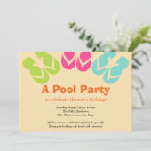 Sommerfarbe gedreht Schwimmbad Sandalen Party Einladung (Stehend Vorderseite)