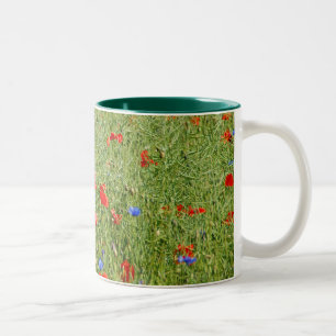 Sommerfeld mit roten und blauen Blumen Zweifarbige Tasse