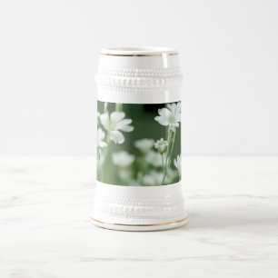 Sommerfrische weiße Gartenblumen Bierglas