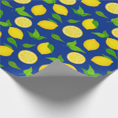 Sommergelbe Zitronen und grüne Blätter Royal Blue Geschenkpapier (Ecke)