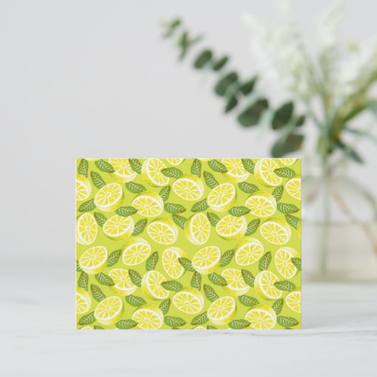 Sommergelbe Zitronenscheiben und Blätter auf Gelb Postkarte (Stehend Vorderseite)