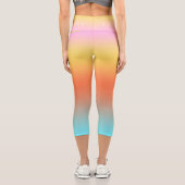 Sommerglühende blaue Orangenfarben Streifen Capri Leggings (Rückseite)