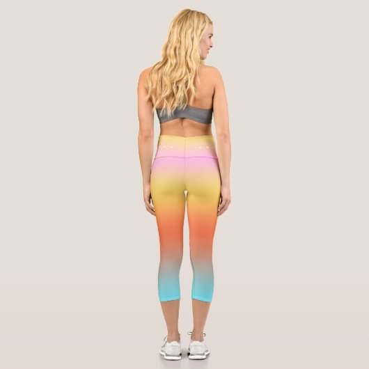 Sommerglühende blaue Orangenfarben Streifen Capri Leggings (Rückseite)