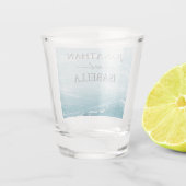 Sommerhochzeit am Ozean des blauen Meerwassers Schnapsglas (Rückseite)