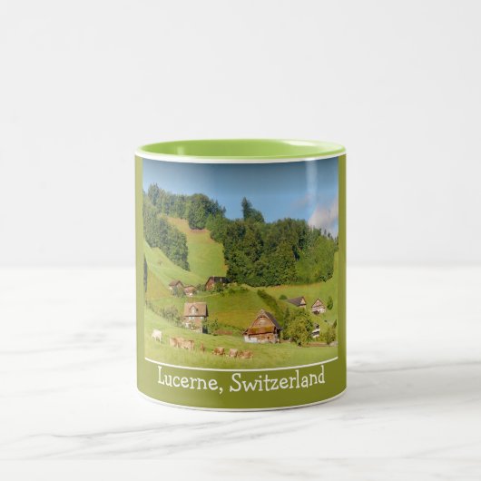 Sommerlandschaft in der Schweiz Zweifarbige Tasse (Mittel)