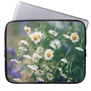 Sommerliche Blume auf grüner Wiese mit blau und bl Laptopschutzhülle