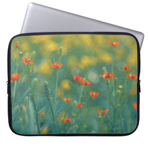 Sommerliche Blume (Blumenfeld) (Rote Blume) Laptopschutzhülle