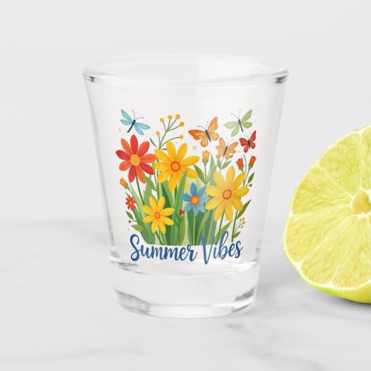 Sommerliche Blumen mit Schmetterlingen Schnapsglas (Vorderseite)