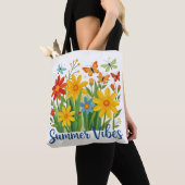 Sommerliche Blumen mit Schmetterlingen Tasche (Von Nahem)
