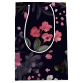 Sommerliche Rose auf schwarz Mittlere Geschenktüte (Vorderseite)