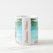 Sommermädchen in Badeanzug am Strand niedlich Kaffeetasse (Mittel)
