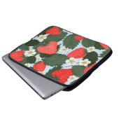 Sommermuster mit Erdbeeren. Erdbeeren Laptopschutzhülle (Vorne Knopf)